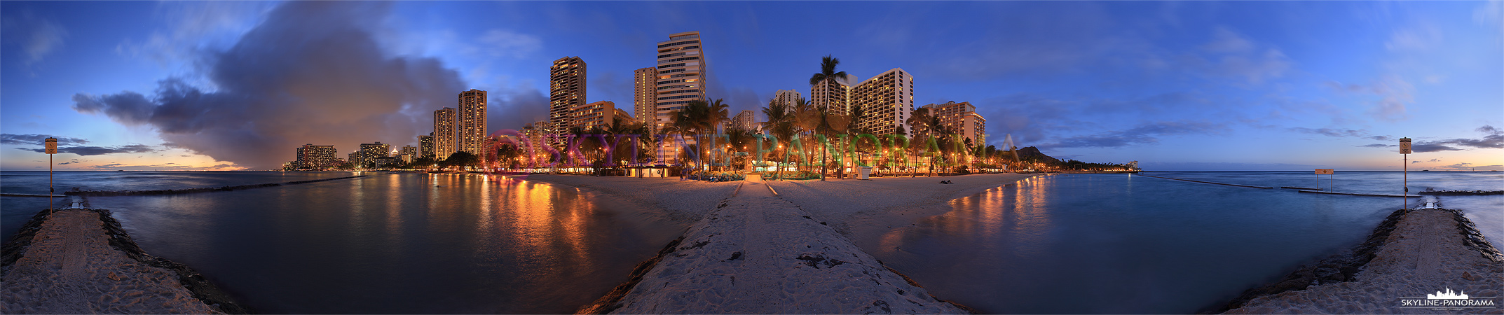 Panorama Bilder Hawaii - Der weltbekannte Waikiki Beach von Honolulu auf der hawaiianischen Hauptinsel O´ahu kurz nach dem Sonnenuntergang. 