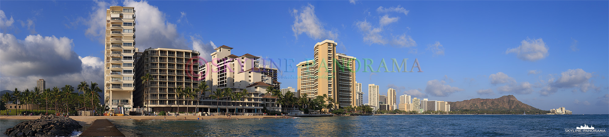 Bilder vom Waikiki Beach - Dieses Panorama zeigt den Waikiki Beach vom Outrigger Reef aus mit Blick in Richtung des Diamant Head Kraters zum Sonnenuntergang.