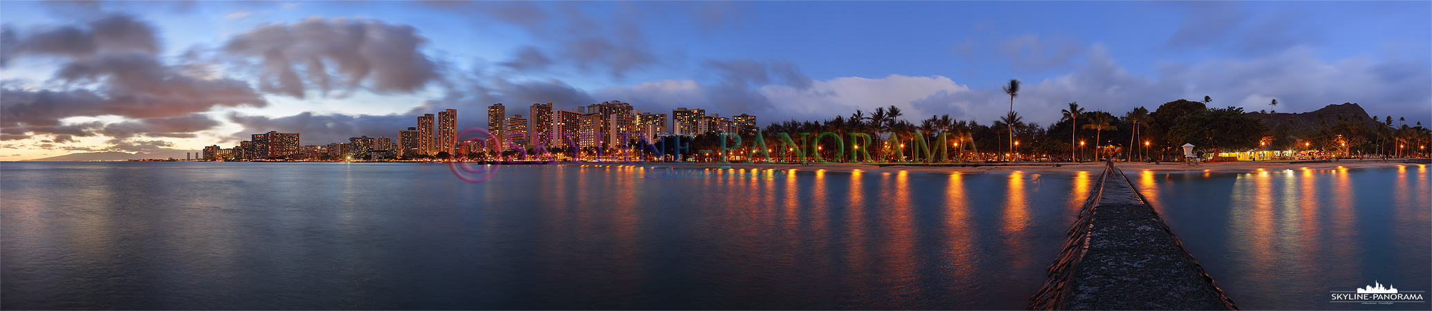 Panorama Bilder Hawaii USA - Die Skyline von Honolulu mit dem berühmtesten Strand von Hawaii, dem Waikiki Beach kurz nach Sonnenuntergang. 