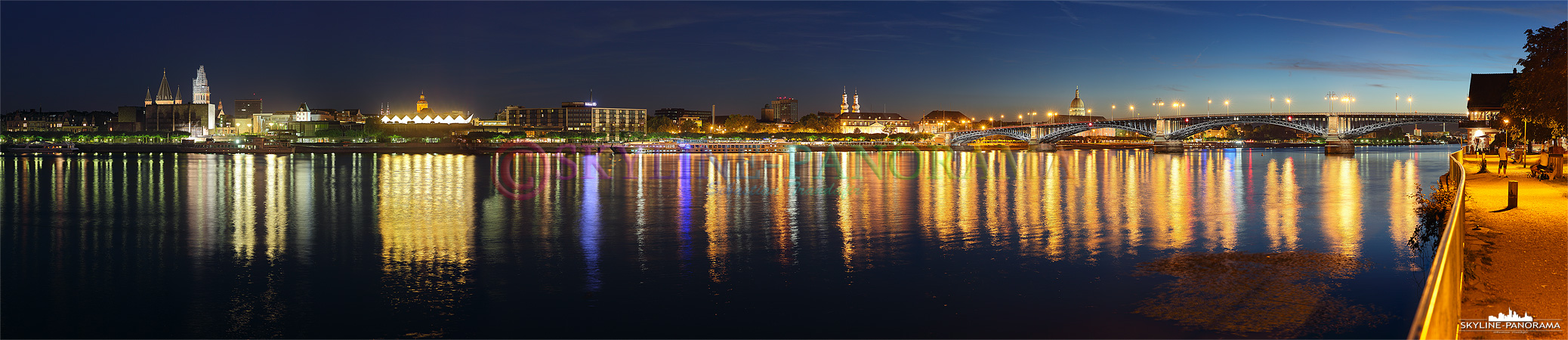 Abendliche Ansicht auf die Innenstadt von Mainz, das Panorama zeigt die Silhouette der rheinland-pfälzischen Landeshauptstadt vom Rheinufer aus kurz nach Sonnenuntergang.