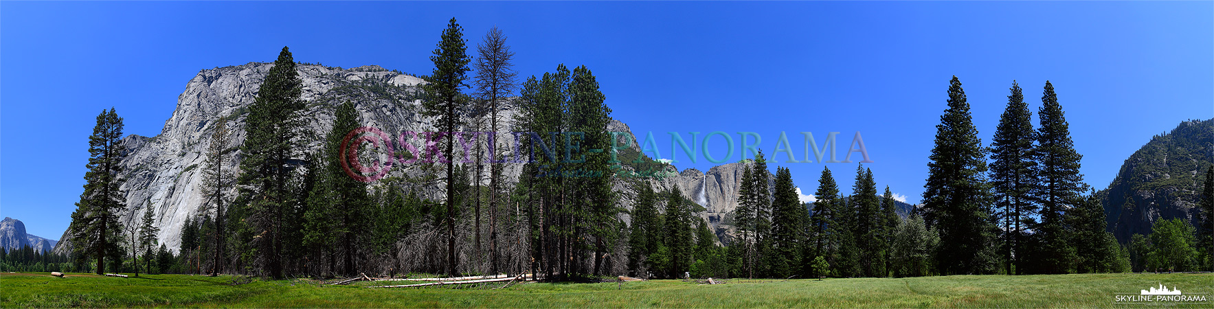 Bilder aus dem Yosemite Nationalpark - Panorama von der großen Grasfläche, im Tal des Yosemite Valley, auf den Upper Yosemite Fall, es ist am Tag entstanden.