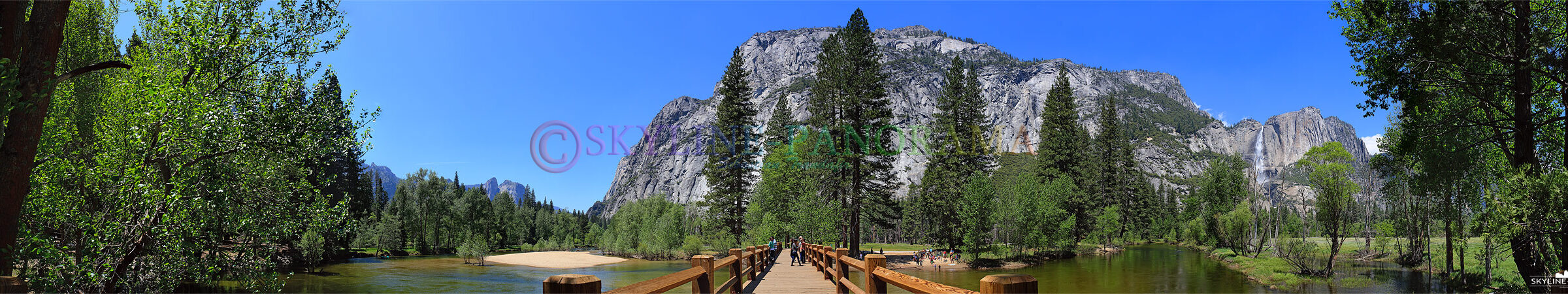 USA Panorama - Die Swinging Bridge ist eine Holzbrücke über den Merced River, von hier hat man einen Ausblick in das Tal des Yosemite Nationalparks...