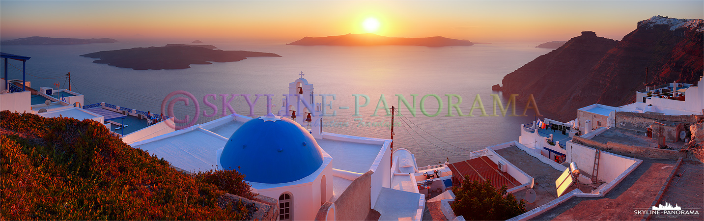 Dieses Panorama entstand zum Sonnenuntergang am Kraterrand von Firostefani. Die blaue Kirchenkuppel ist eine der bekanntesten Fotomotive der Insel Santorini.