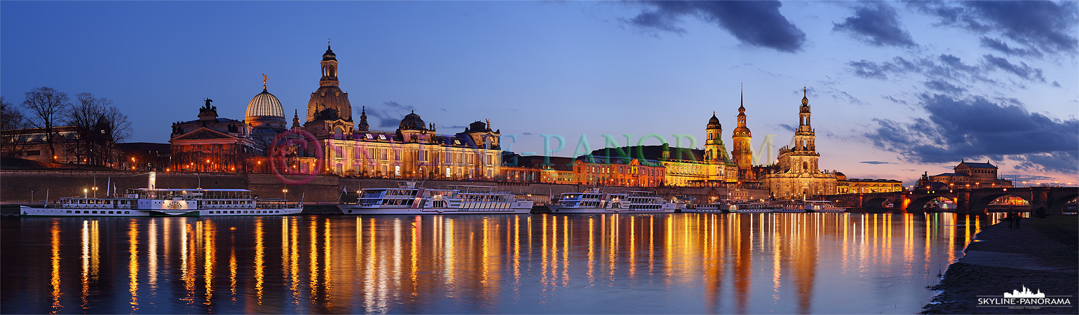 Die historische Dresdner Altstadt vom Elbufer zwischen der Carolabrücke und der Augustusbrücke aus gesehen. Dresden bietet seinen Besuchern eine Vielzahl an Gebäuden aus der Renaissance und dem Barock, zu den bekanntesten Bauwerken der Stadt zählen die neu aufgebaute Frauenkirche und die historische Semperoper. 