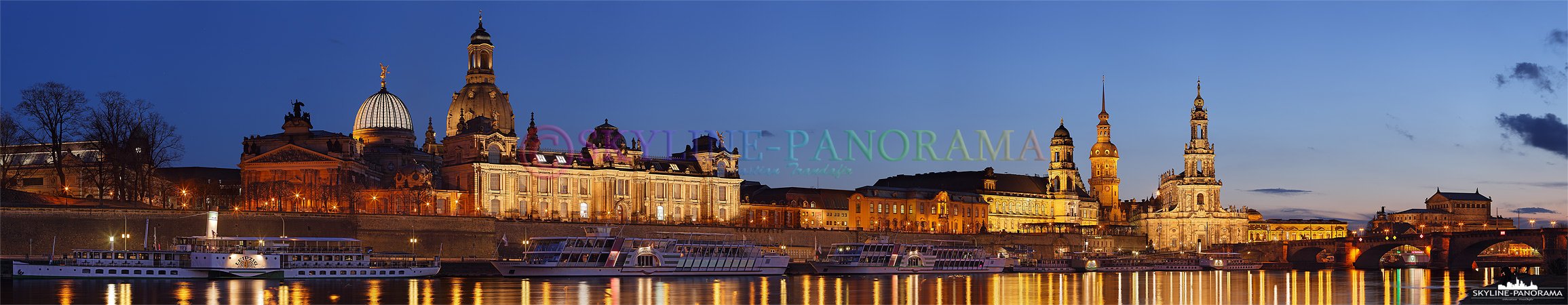 Das Panorama zeigt die Stadtansicht der sächsischen Landeshauptstadt Dresden mit den historischen Bauwerken aus Renaissance, Barock und 19. Jahrhundert. Zu den beliebtesten Sehenswürdigkeiten Dresdens gehören die Frauenkirche, die Semperoper, der Zwinger und das Residenzschloss. 