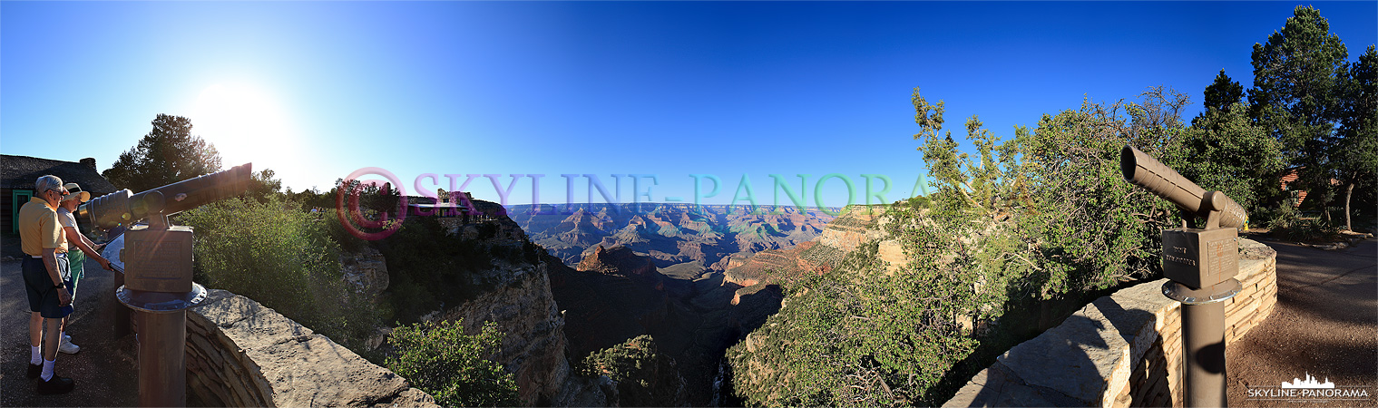 Das Panorama von einem der zahlreichen Aussichtspunkte des Grand Canyon Village aus in das fantastische Tal des Grand Canyon zum Sonnenuntergang.