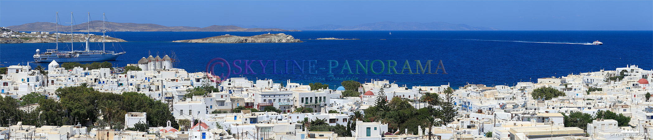 Bilder Griechenland - In Mykonos Stadt sind die typischen Häuser im Kykladenstil malerisch entlang der Bucht an der Westküste gelegen.