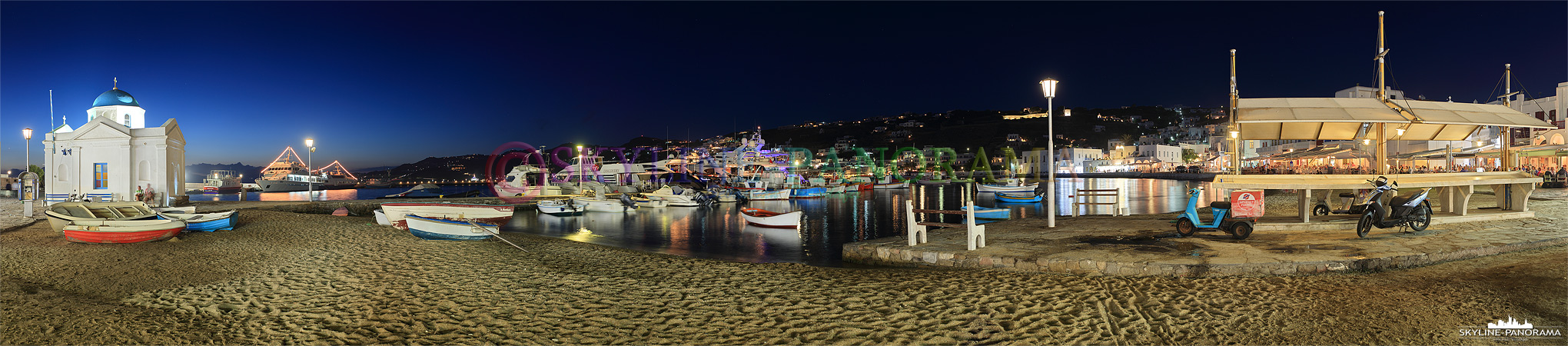 Chora - In der Hafenbucht, am Alten Hafen von Mykonos-Stadt, befindet sich eine kleine Kirche mit dem Namen Agio Nikólaos, hier am linken Bildrand zu sehen. 