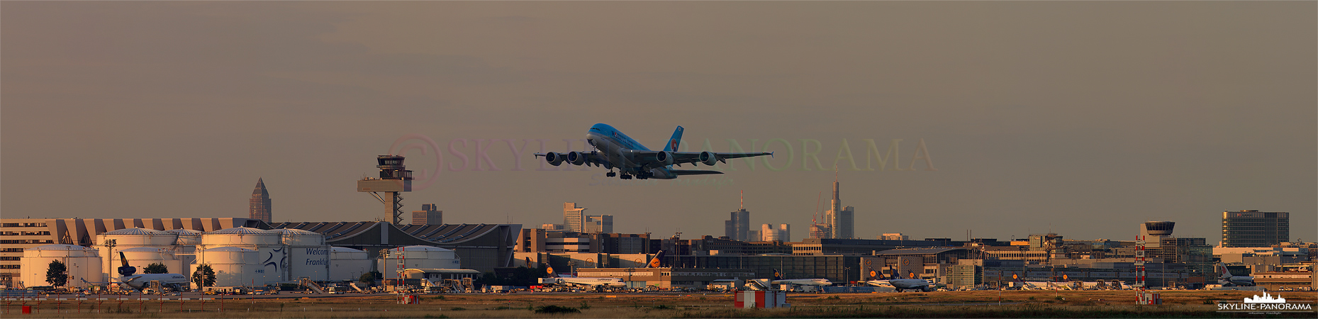 Airport Bilder - Start eines Airbus A380 der Fluggesellschaft Korean Air vom Frankfurter Flughafen in Richtung Seoul - Südkorea vor der Skyline von Frankfurt am Main zum Sonnenuntergang. 