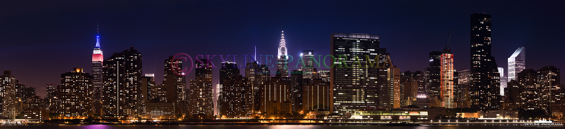 NYC zur Nacht - Die Skyline von Manhattan gesehen vom Gantry Plaza State Park in Queens, von diesem Aussichtspunkt hat man ein fantastisches Panorama auf Midtown mit den zwei bekannten Towern Empire State Building und Chrysler Building. 