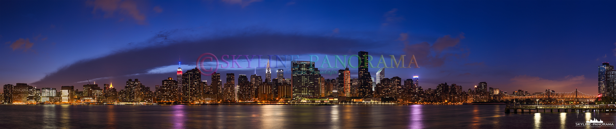 Manhattan Panorama - Einer der interessantesten Aussichtspunkte um die weltbekannte Skyline von Manhattan betrachten zu können, ist der Gantry Plaza State Park in New York - Queens.