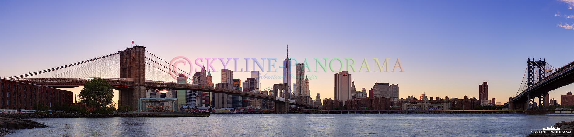 Skyline Manhattan - Dieses Panorama, das am Empire Fulton Ferry State Park entstanden ist, zeigt die beiden bekanntesten Brücken von New York City. Die Brooklyn Bridge (links) und die Manhattan Bridge (rechts) überspannen an dieser Stelle den East River und verbinden den Stadtteil Brooklyn mit Downtown Manhattan. 