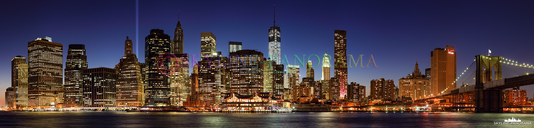 Skyline New York City - Die Südspitze von Manhattan vom Brooklyn Bridge Park mit dem Panorama von Lower Manhattan bis hin zur Brooklyn Bridge. 