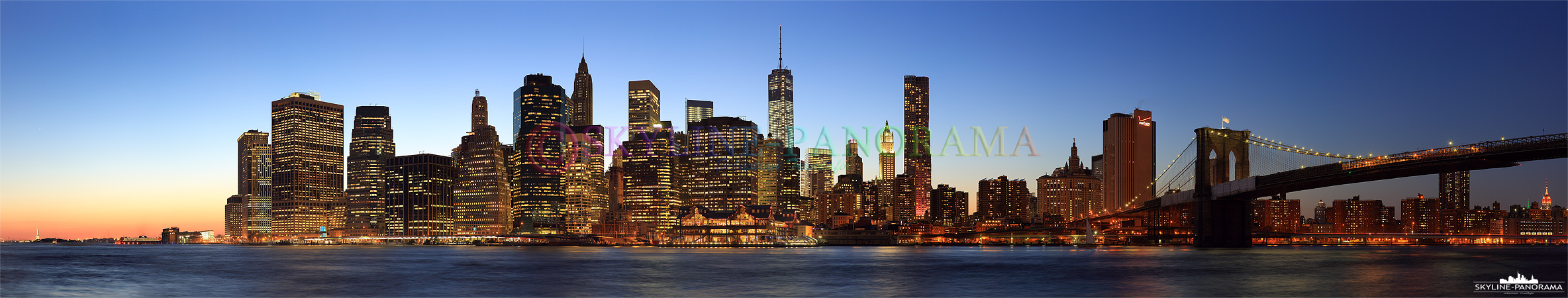 Bilder Manhattan - Das abendliche Skyline Panorama auf Downtown Manhattan zum Sonnenuntergang mit der Brooklyn Bridge, die hier über den East River von Brooklyn Heights nach Lower Manhattan führt. 