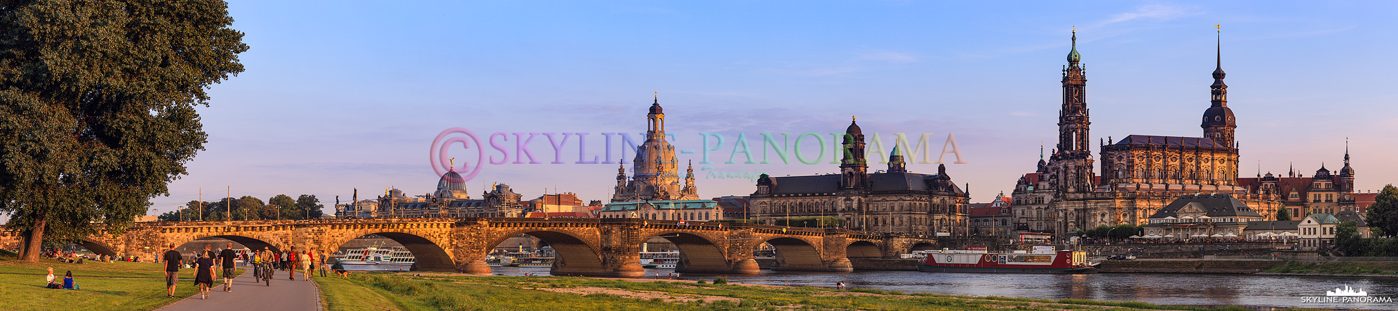 Der Canalettoblick auf das Altstadtpanorama von Dresden mit der Frauenkirche und der Hofkirche im Abendlicht.