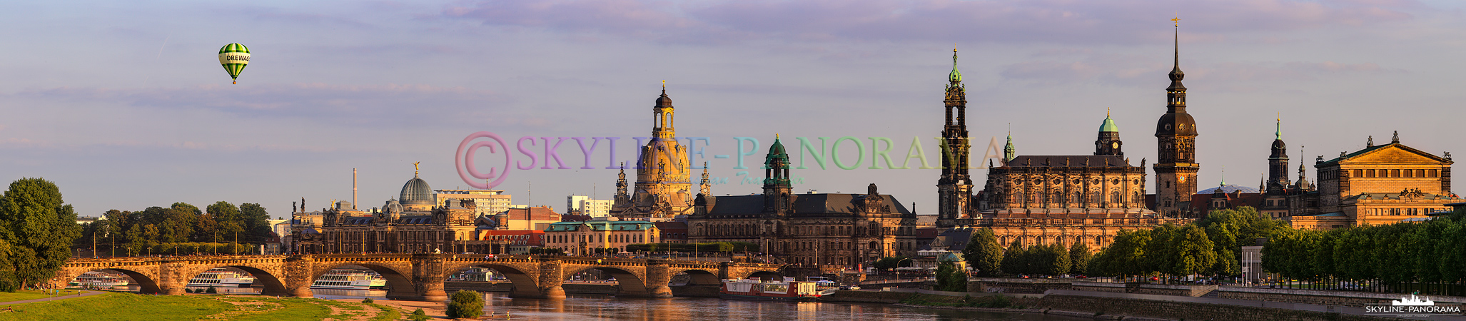 Bilder Dresden - Stadtansicht von der Marienbrücke auf die Altstadt von Dresden, das letzte Sonnenlicht scheint auf die historische Silhouette von Dresden. 