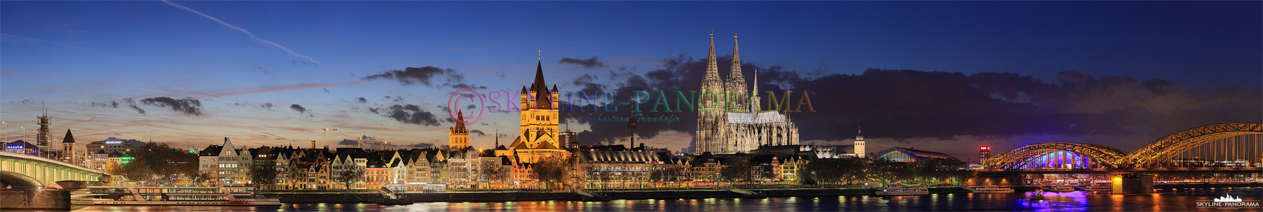 Bilder Köln - Das abendliche Skyline Panorama von Köln mit einer Ansicht, die die Altstadt zwischen der Deutzer Brücke und der Hohenzollernbrücke zeigt. Dieses Panorama entstand im Herbst 2013 kurz nach Sonnenuntergang, zur Blauen Stunde. 