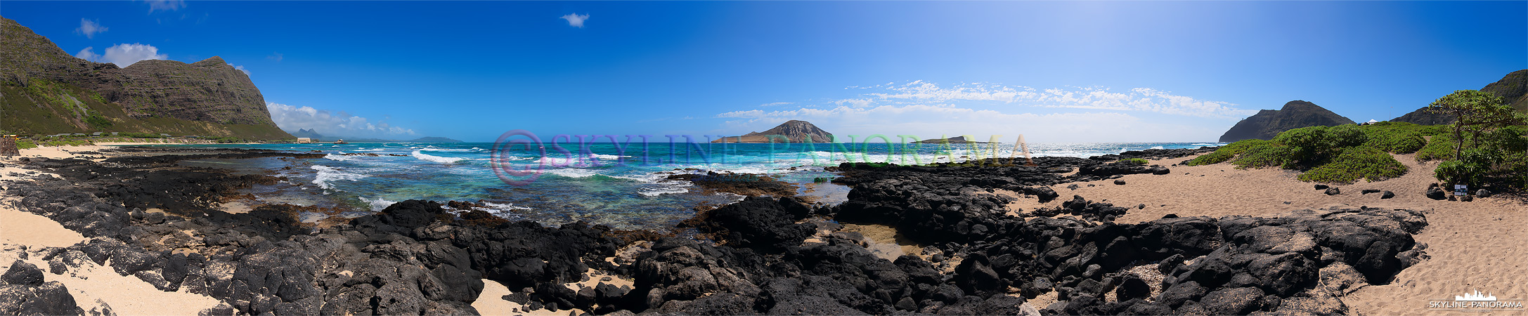 Panorama des Waimanalo Beach im Osten der Insel Oahu/ Hawaii. Gut zu erkennen sind die schwarzen Lavasteine, die hier großflächig verteilt liegen. 