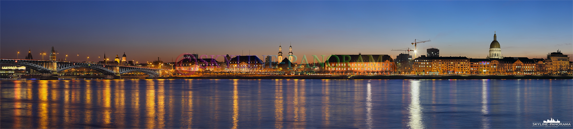 Bilder aus Mainz - Das abendliche Panorama der Mainzer Skyline und der Theodore-Heuss-Brücke vom Rheinufer in Mainz Kastel gesehen.