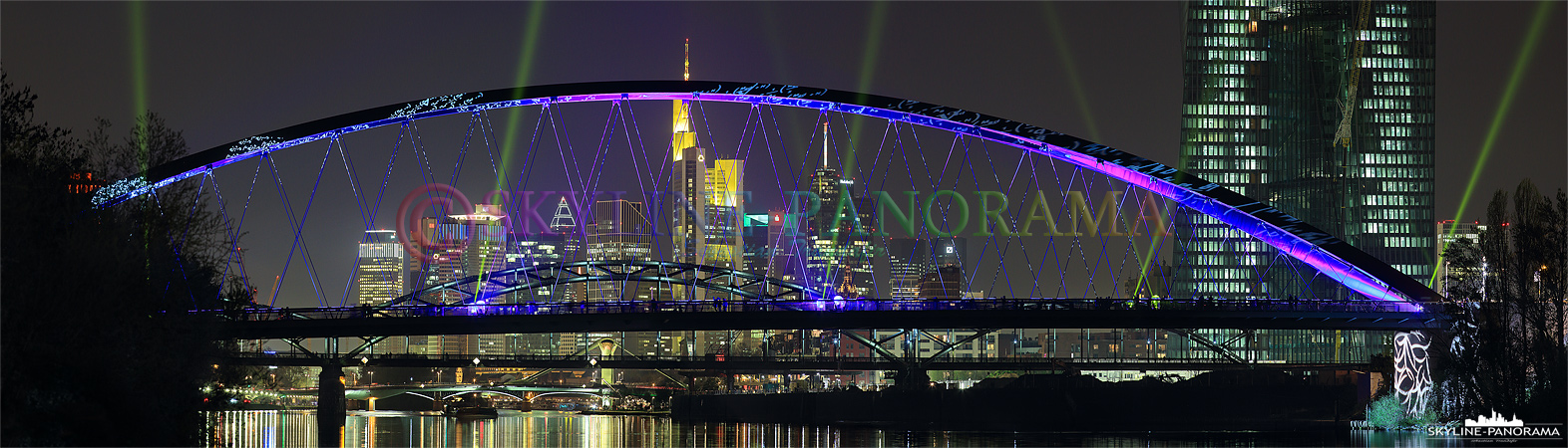 Panorama Bilder - Eines der beliebtesten Motive der Luminale 2014 war die fanastisch iluminierte Osthafenbrücke, dieses Panorama zeigt die Perspektive vom Ruderdorf in Richtung Frankfurter Skyline. 