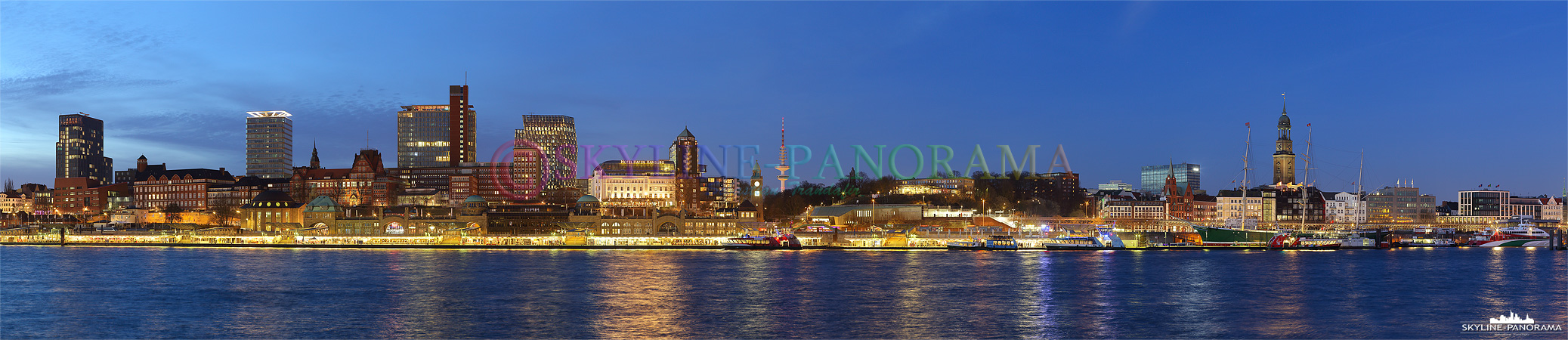 Die abendliche Hamburger Skyline als Panorama mit den beliebten Landungsbrücken, dem Pegelturm, dem Hamburger Telemichel und der Hauptkirche Sankt Michaelis. 