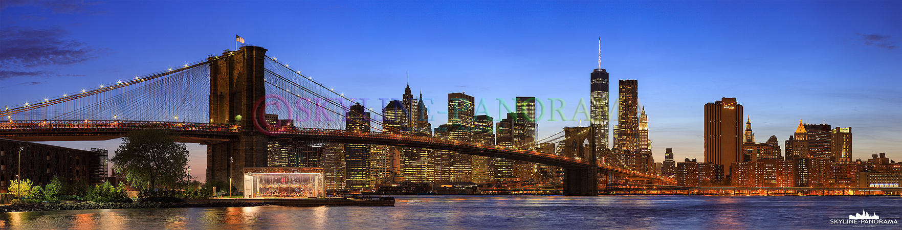 Panorama von Manhattan - Vom Empire Fulton Ferry State Park am East River hat man ein wunderbares Panorama auf die Skyline von Downtown Manhattan mit dem neuen One World Trade Center. 