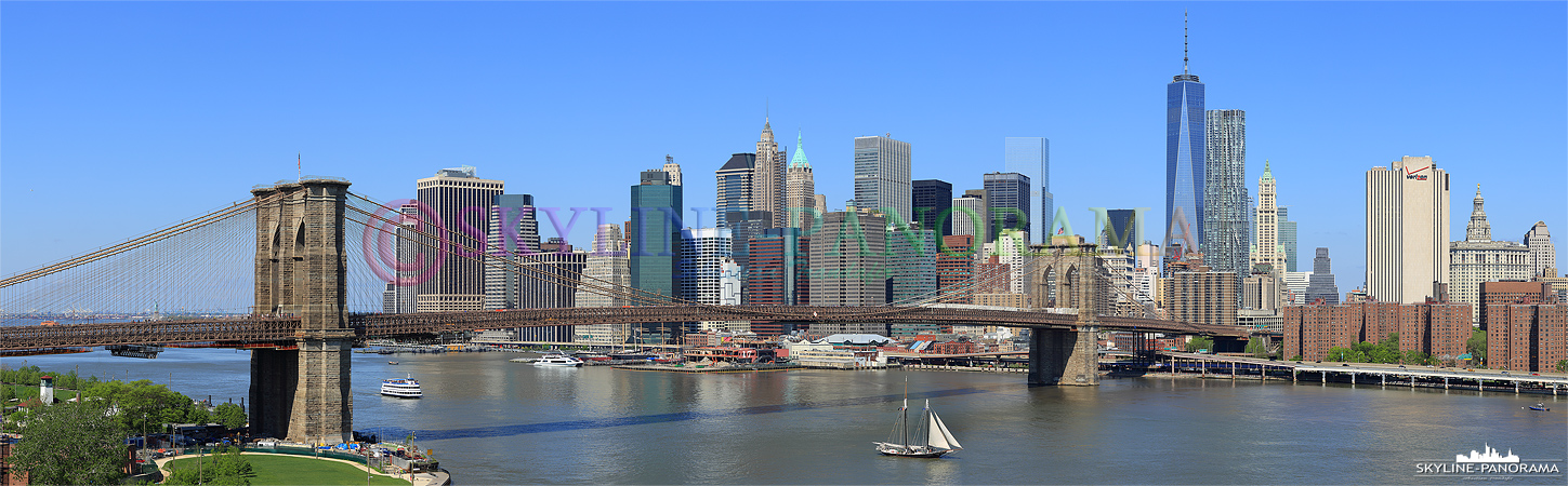 Skyline Panorama - Die Südspitze von Manhattan, auch als Downtown Manhattan bezeichnet, mit der historischen Brooklyn Bridge, die hier über den East River geht, am Tag.