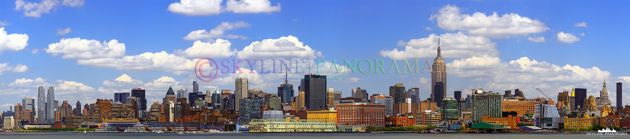 Panorama der Skyline - Manhattan Midtown mit dem Empire State Building als bekanntestes Bauwerk, am Tag von Hoboken aus gesehen.