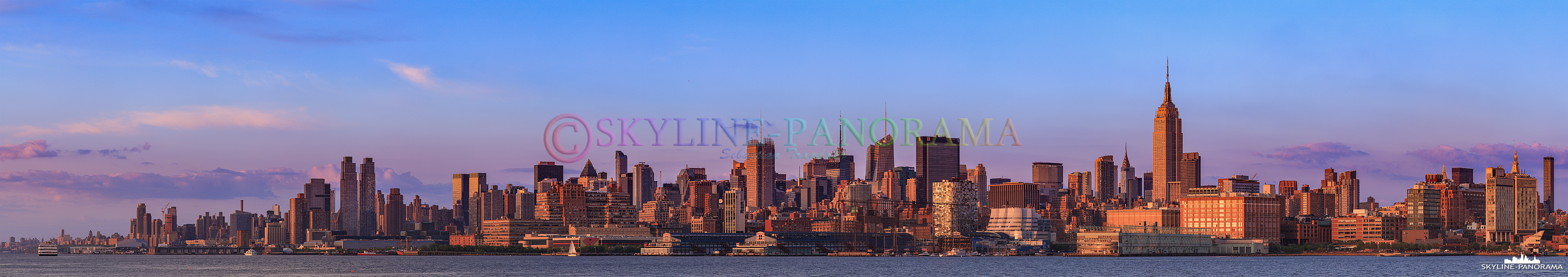 Panorama USA - Die Skyline von New York City mit dem Empire State Building im Sonnenuntergang von Hoboken aus gesehen. 