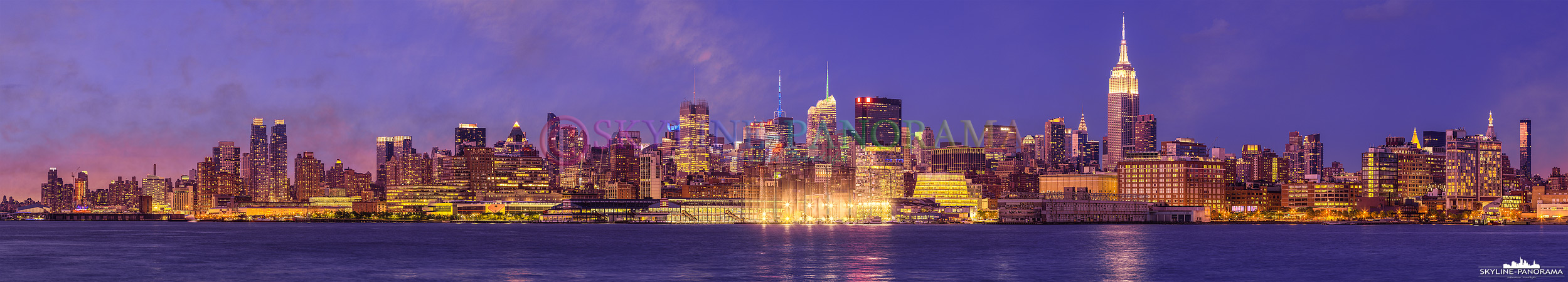 Manhattan Panorama - Die Skyline von New York City mit dem Hudson River zur einbrechenden Nacht von Hoboken/ New Jersey aus gesehen.