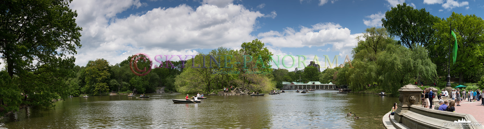 New York Panorama - Der Central Park Lake mit dem bekannten Bootshaus und im rechten Bildrand, ein Teil der Bethesda Terrace. 