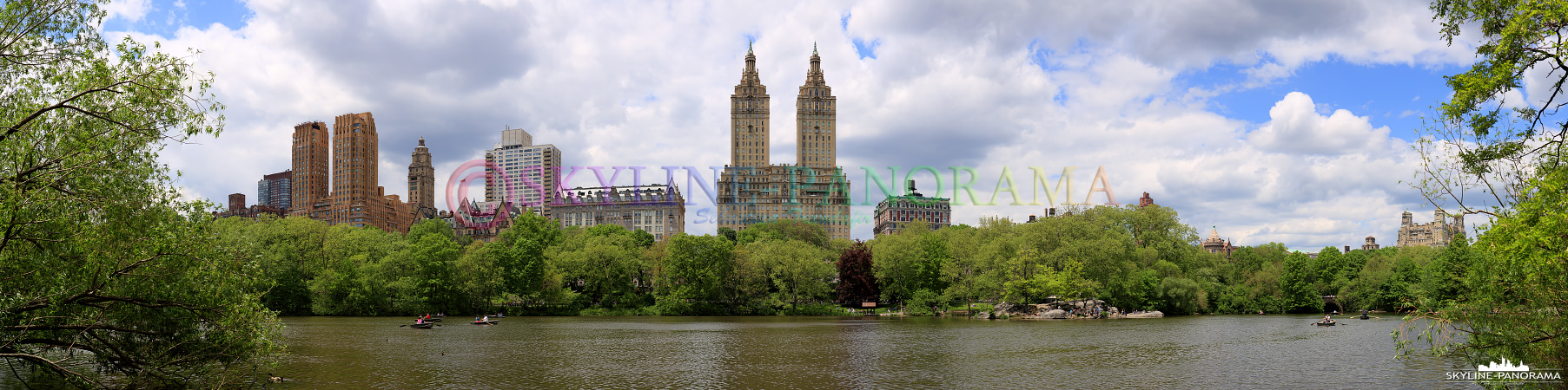 Panorama New York City - Blick über den Central Park Lake in Richtung der bekannten Zwillingstürmen des San Remo.