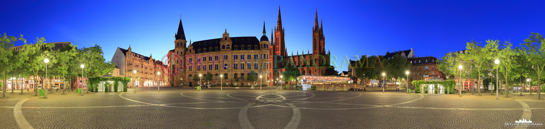 Panorama Wiesbaden - Der in der Innenstadt von Wiesbaden gelegene Marktplatz als Panoramaansicht am Abend.