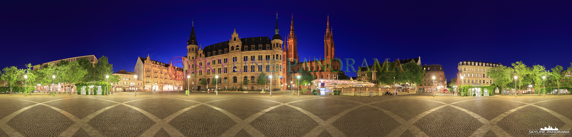 Panorama Wiesbaden - Der Marktplatz in der Innenstadt von Wiesbaden mit der Rückseite des Rathauses und der Marktkirche im Zentrum dieses abendlichen Panoramas. 