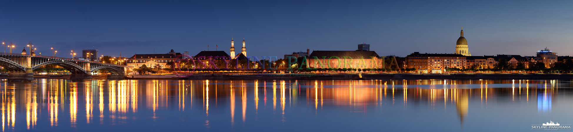 Panorama Bilder der Stadt Mainz - Die abendliche Stadtansich von der rheinland-pfälzischen Landeshauptstadt Mainz vom Rheinufer in Mainz-Kastel aus gesehen.