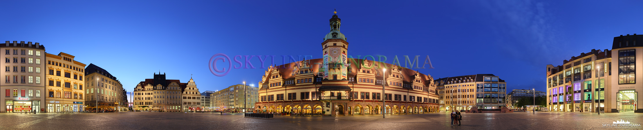 Leipzig Panorama – Die abendliche Ansicht aus der Mitte des Leipziger Marktplatzes als 360 Grad Panorama mit dem historischen Rathaus im Zentrum dieser Aufnahme.