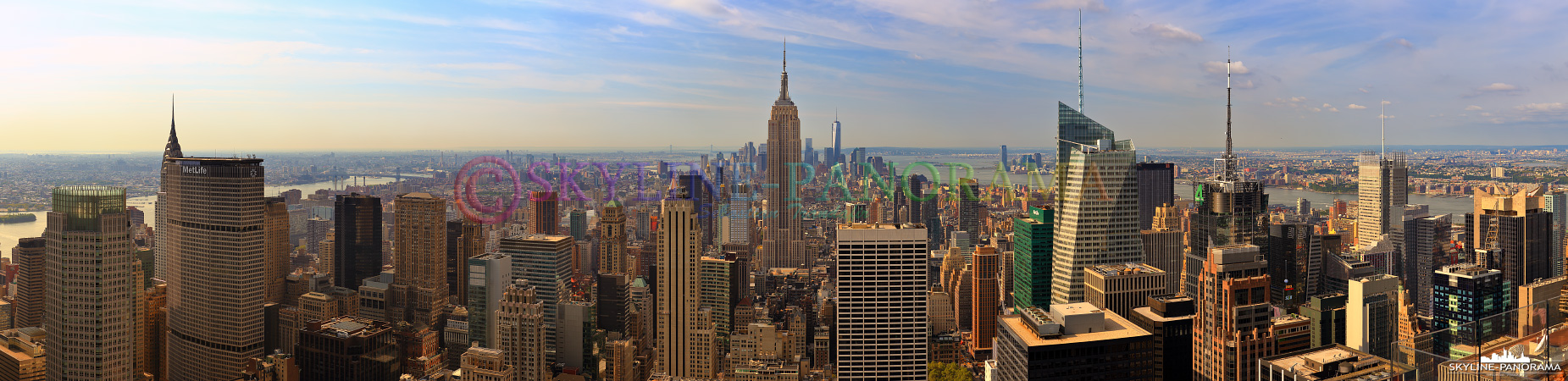 Top of the Rock - Das grandiose Panorama von der Aussichtsplattform des Rockefeller Center auf die atemberaubende Skyline von Manhattan mit dem Empire State Building im Zentrum dieser Aufnahme.