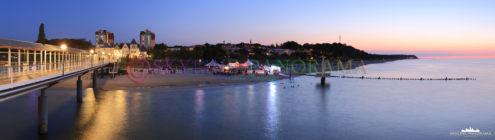 Ostsee Bilder Insel Usedom - Panorama von der Seebrücke Heringsdorf auf den abendlichen Strand kurz nach Sonnenuntergang.