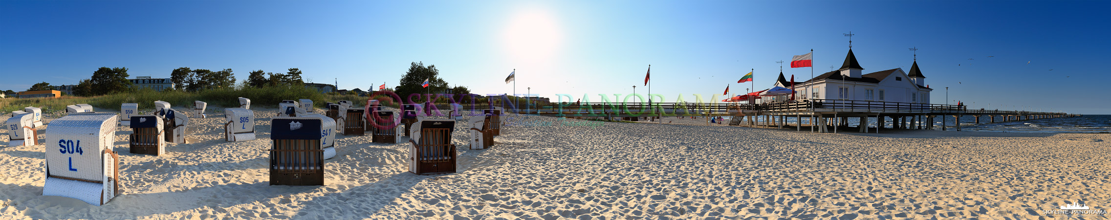 Panorama Usedom - Am Strand von Ahlbeck mit der Seebrücke und den bekannten Strandkörben, die man an vielen Stränden der Ostsee findet.