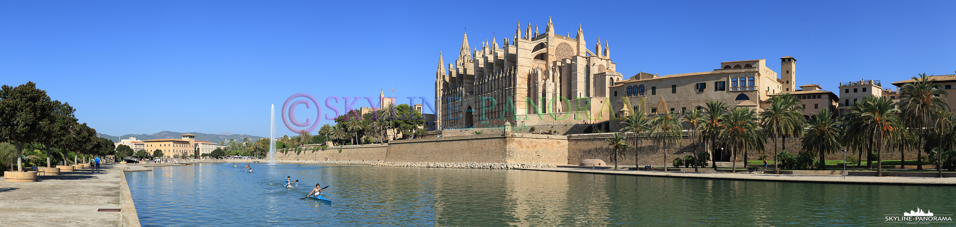 Panorama Bilder - Die Kathedrale von Palma de Mallorca ist das Wahrzeichen der Inselhauptstadt, dieses Panorama entstand am Tag, bei wolkenlosem Himmel.