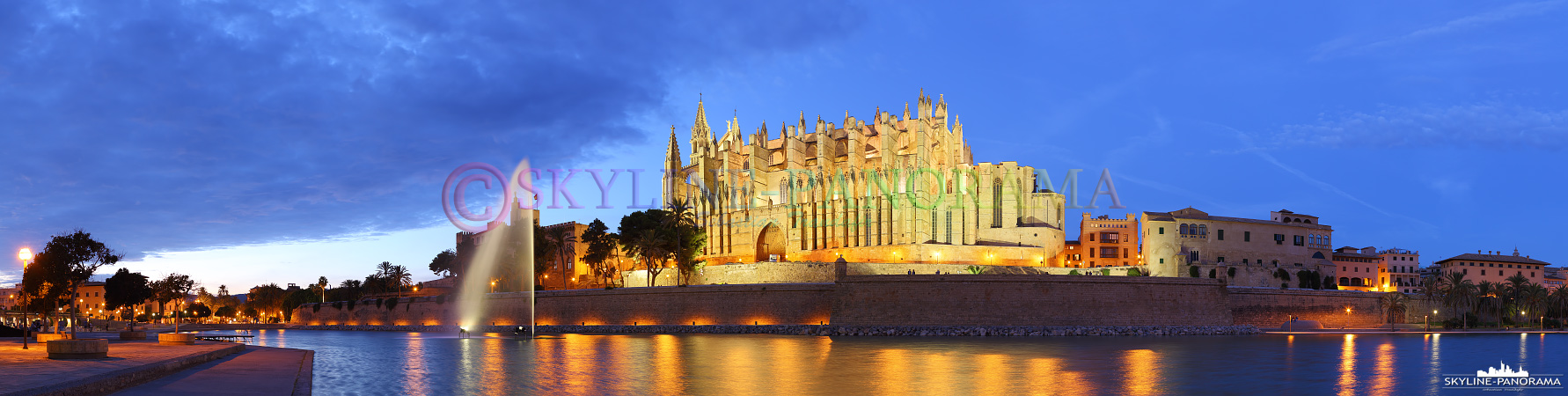 Panorama Mallorca - Die abendlich beleuchtete Kathedrale von Palma, der Inselhauptstadt von Mallorca. 