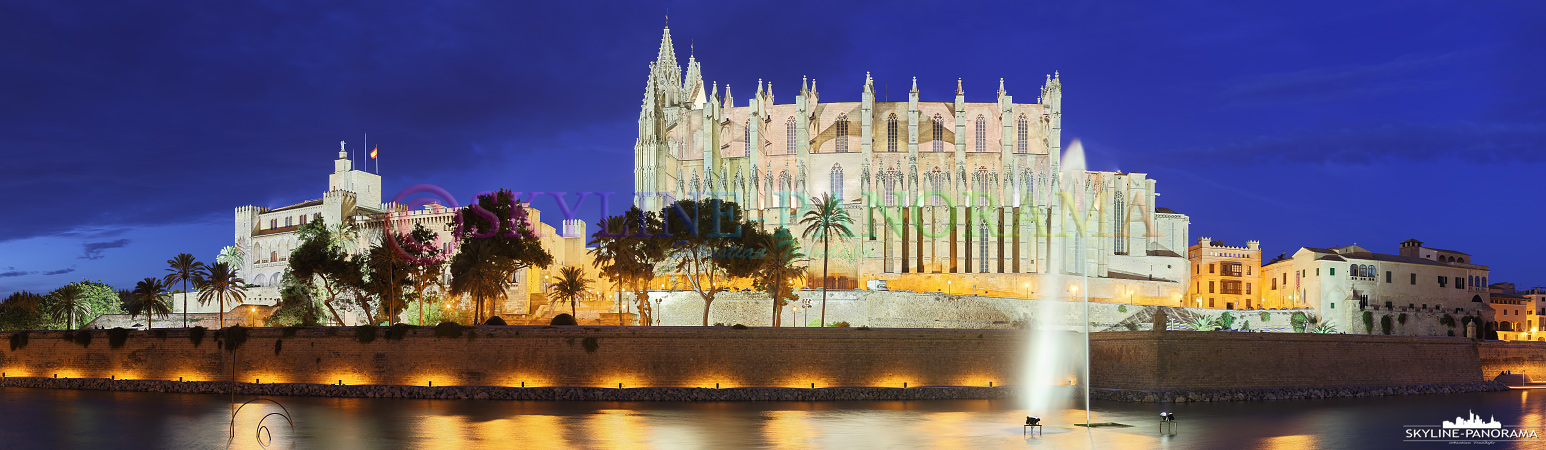 Bilder Mallorca - Die Kathedrale von Palma als Panorama zur Dämmerung fotografiert. 