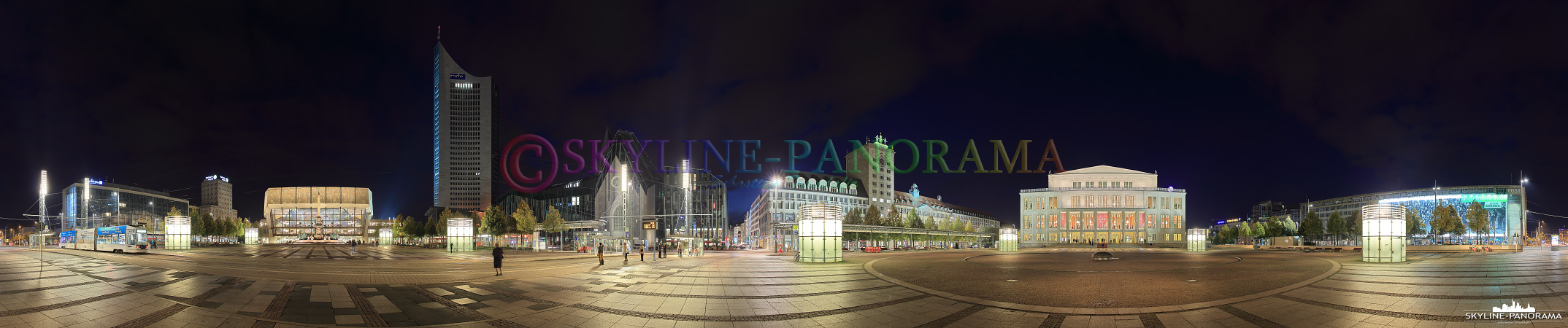 Leipzig am Abend - Der Augustusplatz mit dem Leipziger Opernhaus, dem Gewandhaus und dem City Tower als Panorama zur Nacht. 