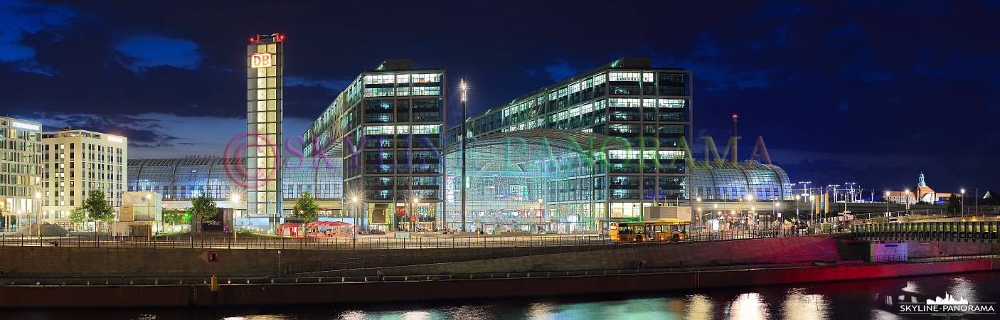 Berlin Panorama - Hauptbahnhof von Berlin als Panorama zur Blauen Stunde. Der Neubau des Bahnhofs befindet sich unmittelbar am Spreebogen, unweit des Regierungsviertels und somit im Herzen der Bundesdeutschen Hauptstadt. 