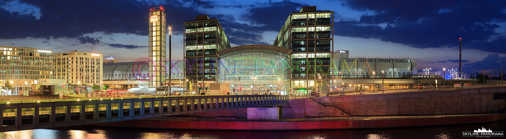 Hauptstadt Bilder - Dieses Panorama zeigt die beiden Haupteingangsportale des Berliner Hauptbahnhofs in der Dämmerung. 