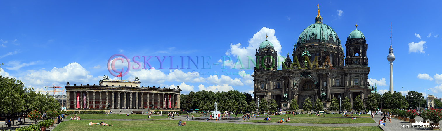 Hauptstadt Bilder – Sommerliches Panorama am Lustgarten mit dem Alten Museum, dem Berliner Dom und dem Berliner Fernsehturm.