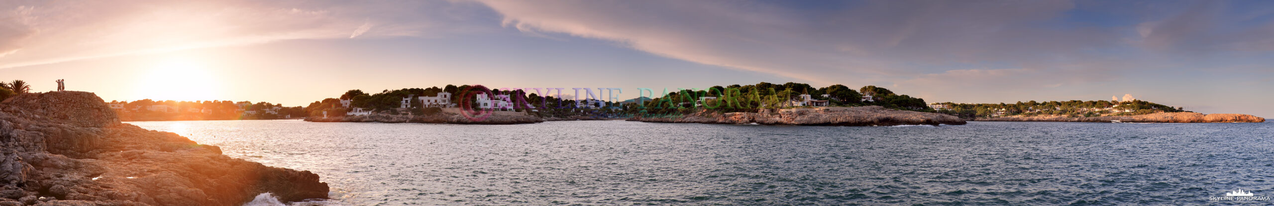 Cala d´Or zum Sonnenuntergang | Dieses Panorama zeigt den Blick vom Aussichtspunkt in der Nähe der Festung Es Forti in Richtung der bekannten Badebuchten...