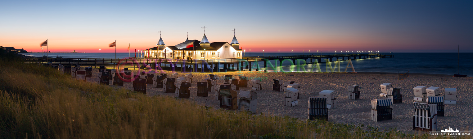 Ostsee Panorama - Die Ahlbecker Seebrücke zusammen mit den Strandkörben am Strand von Usedom, das Panorama entstand in den Abendstunden nach Sonnenuntergang. 