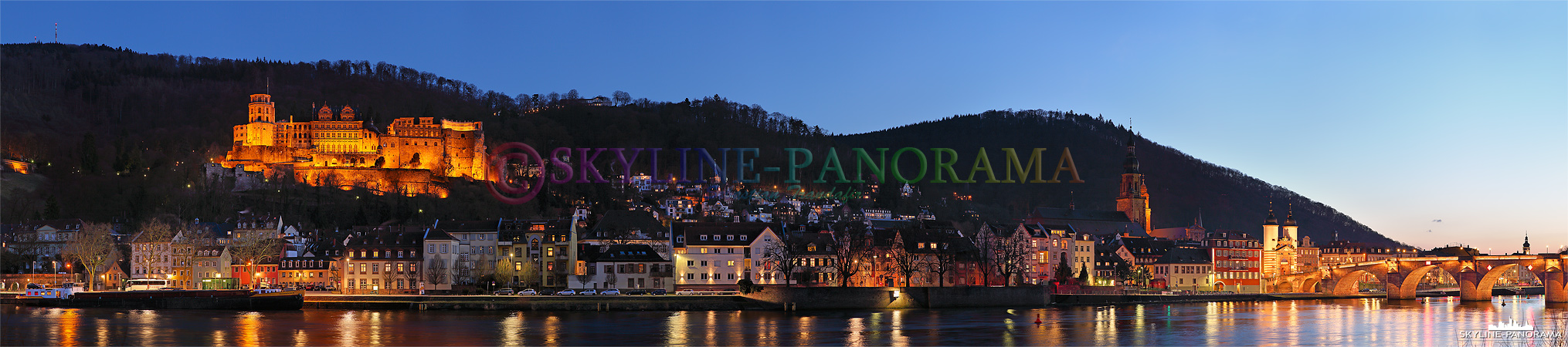 Panorama Heidelberg - Die abendliche Ansicht auf die historische Altstadt von Heidelberg mit dem beleuchteten Schloss und der Alten Brücke.