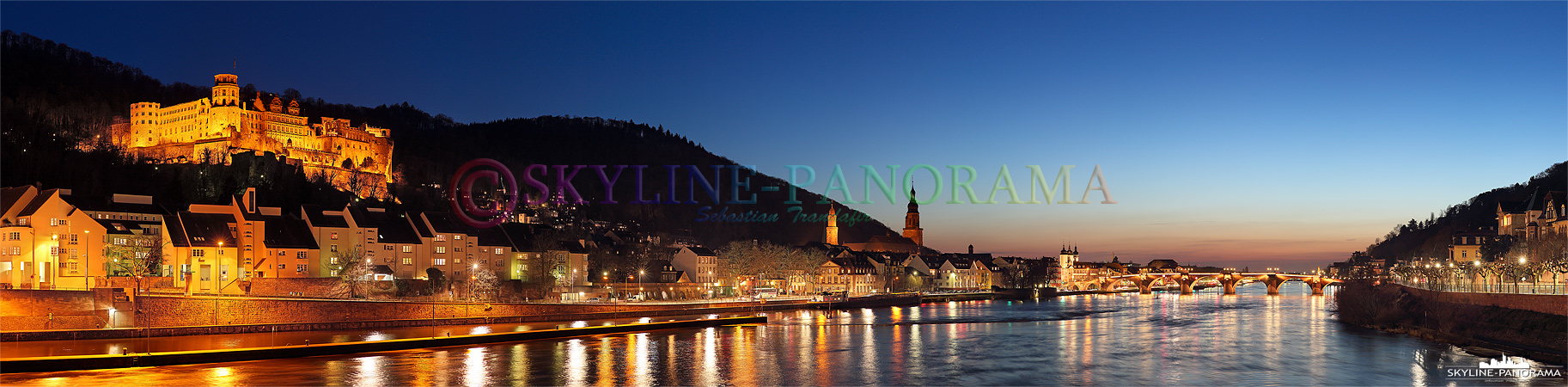 Stadtansicht am Abend - Das Panorama von Heidelberg mit dem abendlich beleuchteten Schloss und der historischen Alten Brücke über den Neckar.